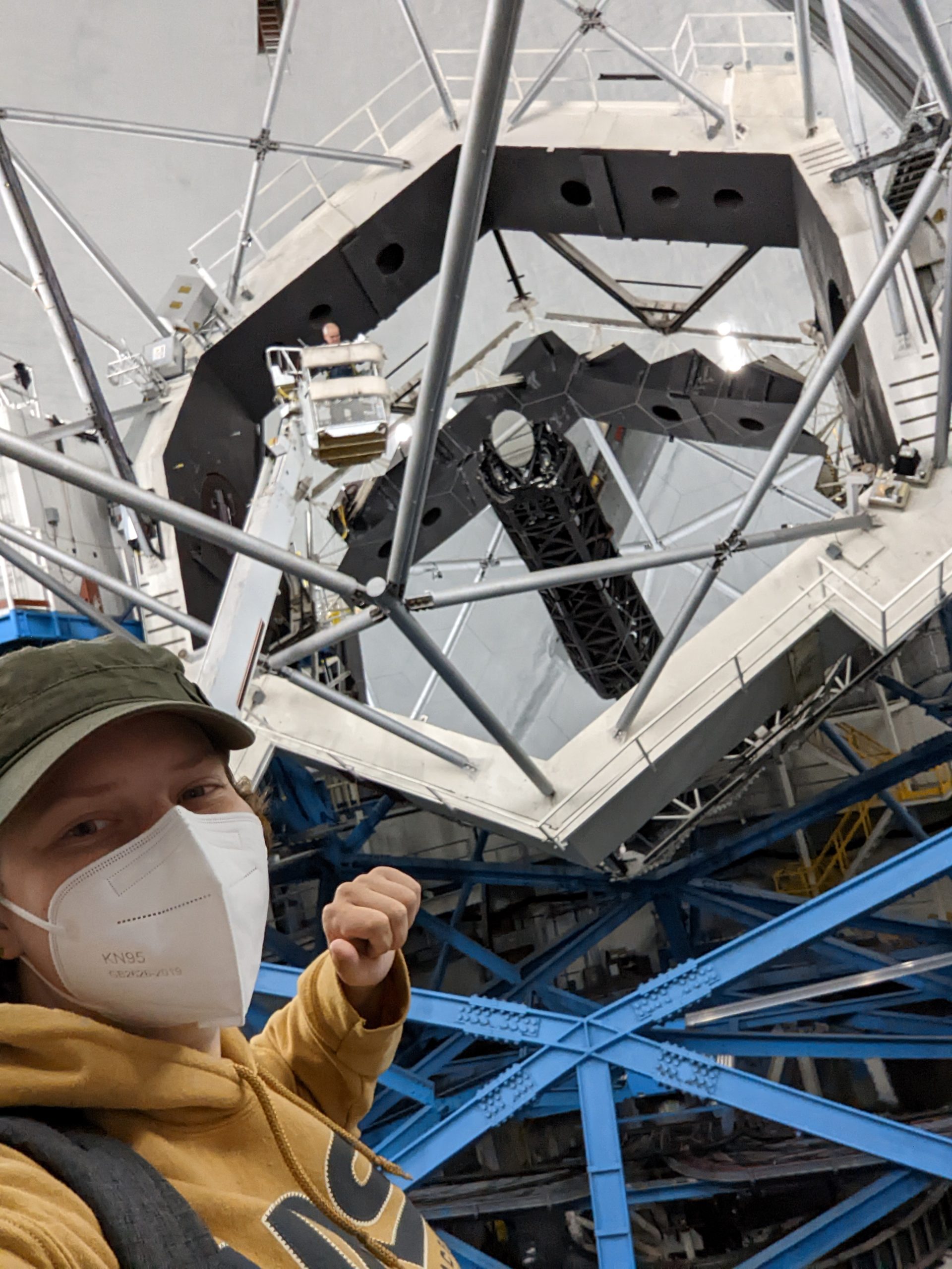 Thresa Kelly in front of a radio telescope